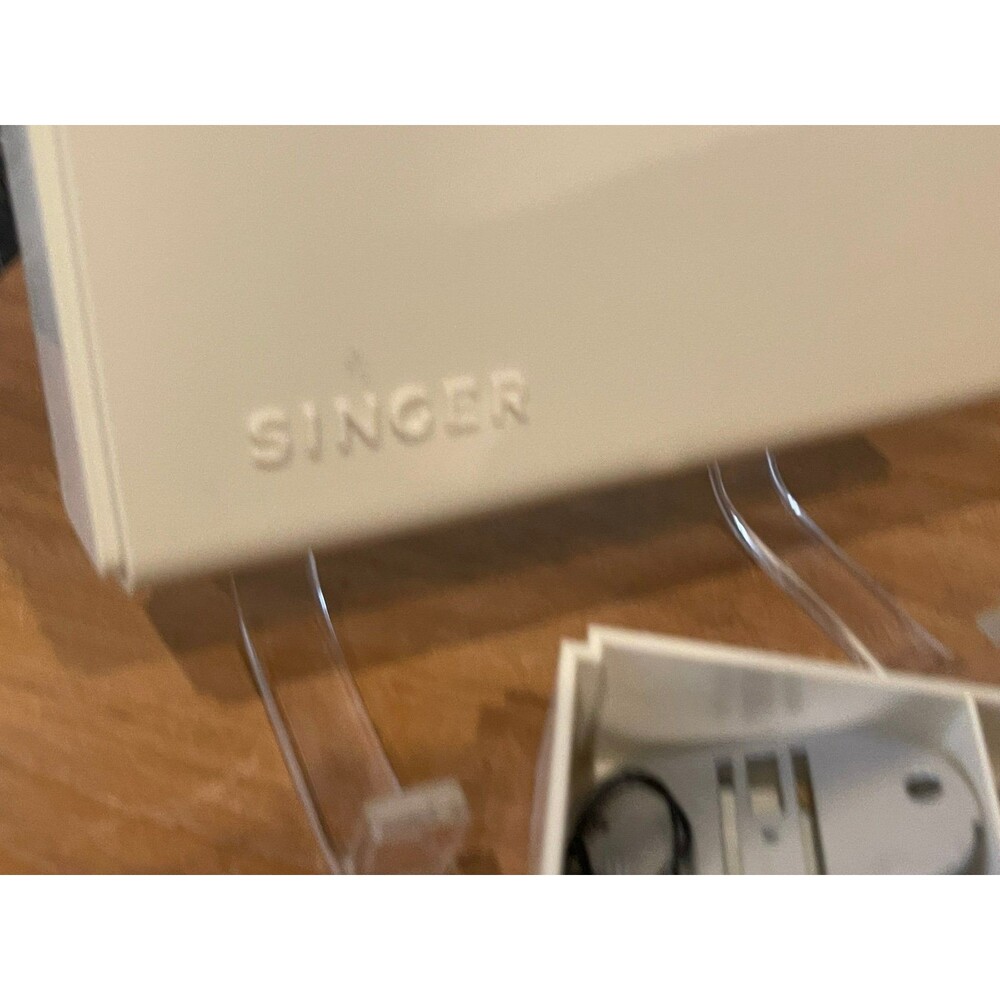 Singer Sewing Accessory Case with Feet - Picture 3 of 6